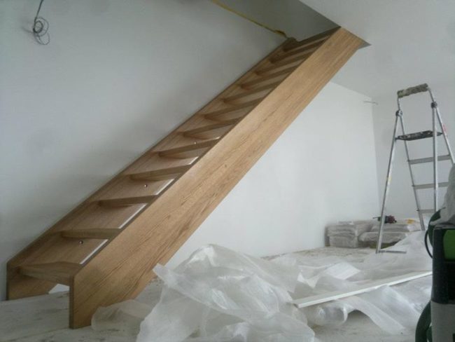 Rak massiv ek trapp i nybyggt hus