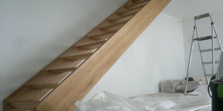 Rak massiv ek trapp i nybyggt hus